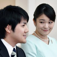２０１７年９月、婚約内定の記者会見をされる秋篠宮家の長女眞子さまと小室圭さん＝東京都港区の赤坂東邸で（代表撮影）