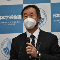 記者会見する日本学術会議の梶田隆章会長＝東京都港区の日本学術会議で2020年11月12日午後4時37分、岩崎歩撮影
