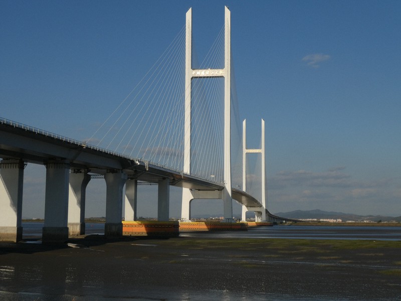 本体が完成しても放置が続く中朝鴨緑江大橋=中国・丹東で2020年10月、米村耕一撮影