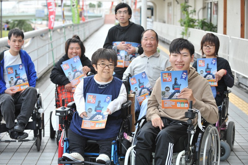 「びと」秋・冬合併号を手にする「神戸ユニバーサルツーリズムセンタ-」の利用者たち=神戸市中央区で2020年10月28日午後2時2分、桜井由紀治撮影