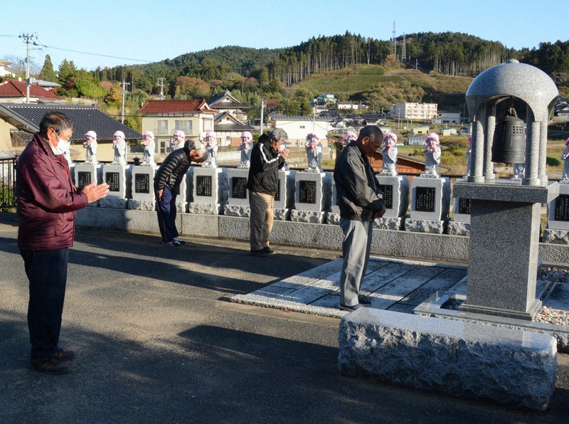 東日本大震災から9年8カ月の月命日。かつて慈恩寺に身を寄せた菅野文吉さん(左端)らが集まり、発生時刻に手を合わせた=岩手県陸前高田市で2020年11月11日午後2時46分、安藤いく子撮影