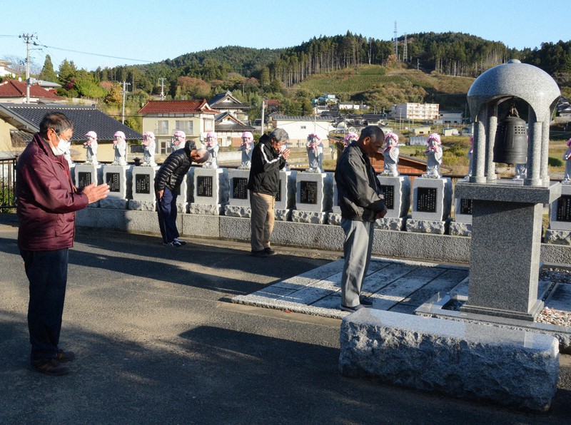 東日本大震災から9年8カ月の月命日。かつて慈恩寺に身を寄せた菅野文吉さん（左端）らが集まり、発生時刻に手を合わせた＝岩手県陸前高田市で2020年11月11日午後2時46分、安藤いく子撮影