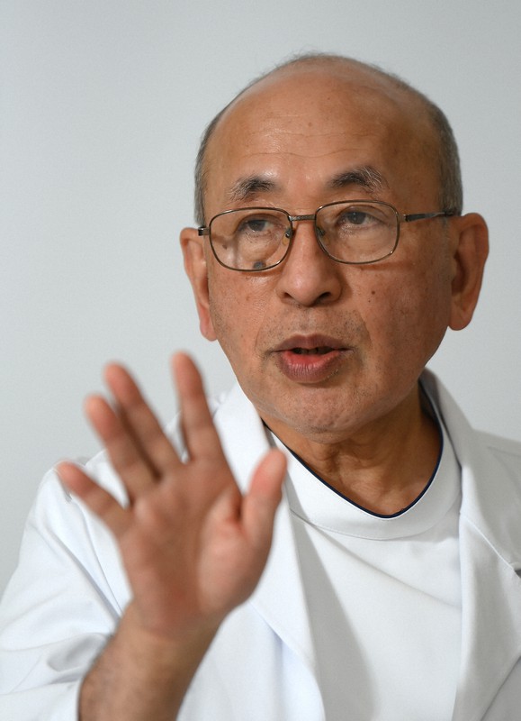 インタビューに答える阪和第二病院の高田実・副院長=大阪市住吉区の阪和第二病院で2020年11月5日、久保玲撮影