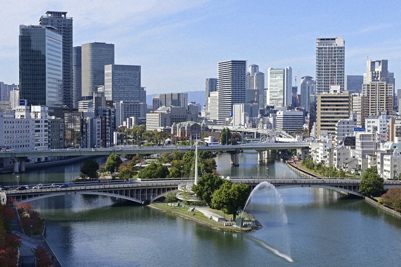 【中之島公園(大阪市北区)】大阪市中心部を流れる堂島川と土佐堀川に挟まれた中州に整備されている。「水の都大阪の再生」をテーマに計画された同公園は、ビル群の中に憩いの時間を提供している=大阪市中央区で2020年11月5日、藤井達也撮影※撮影した場所は中央区です。
