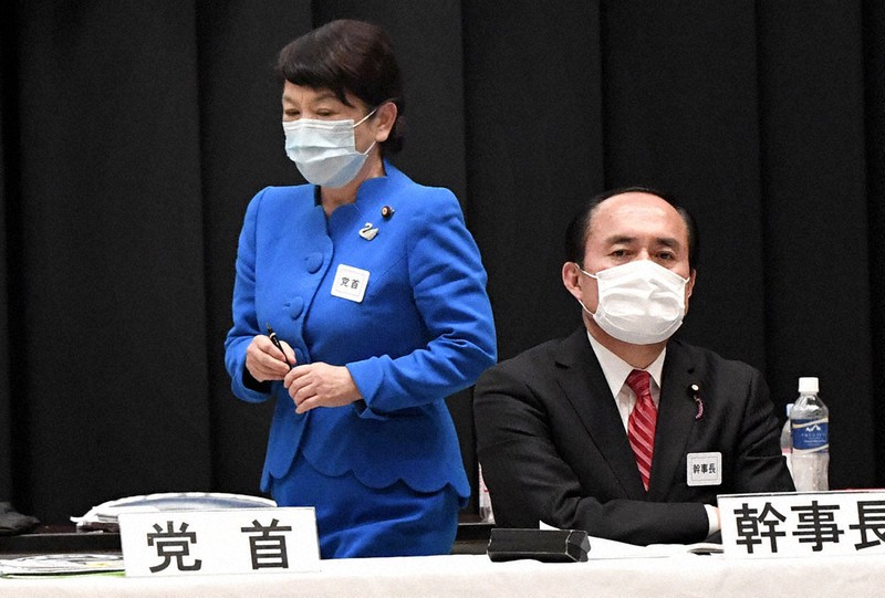 社民党臨時党大会で厳しい表情を見せる福島瑞穂党首(左)と吉田忠智幹事長=東京都千代田区で2020年11月14日、竹内紀臣撮影