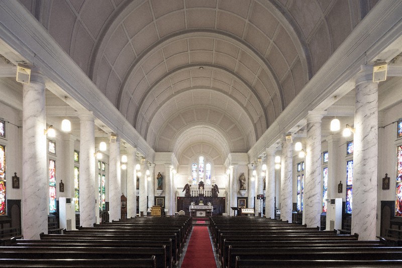 レトロの美 カトリック神田教会聖堂 東京都千代田区 広がりのある天井アーチ 毎日新聞