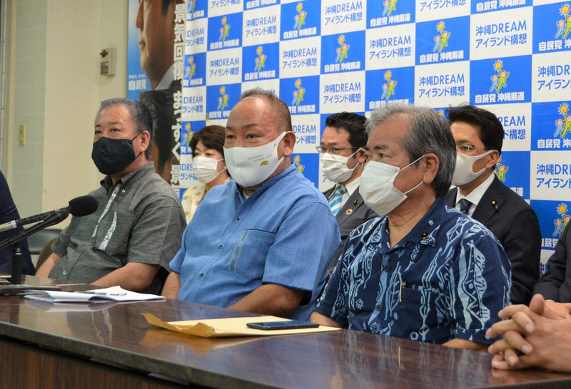 常任総務会後に記者会見を開き、下地幹郎氏の自民党復党を認めないとする沖縄県連の決定について説明する島袋大県連幹事長(前列中央)ら=那覇市で2020年11月15日午後5時55分、竹内望撮影