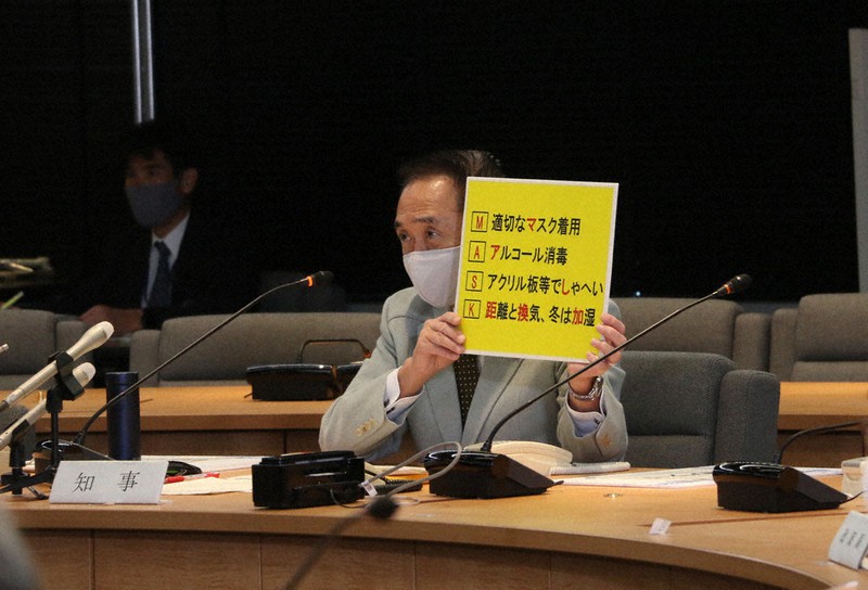 黒岩祐治知事は対策本部会議で、マスクの着用や加湿など、基本的な感染防止対策の徹底を改めて呼びかけた=横浜市中区の神奈川県庁で2020年11月14日午後1時42分、木下翔太郎撮影