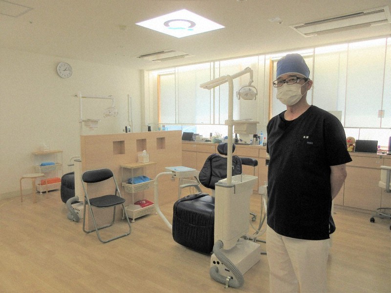 認定医の木村敬次リチャードさんとバリアフリーの「リチャード歯科」院内=福岡県春日市で、田後真里撮影