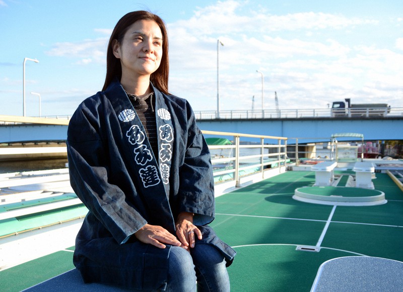 屋形船のデッキで船宿の現状について話す高橋並子さん=東京都江戸川区で2020年11月10日午後3時16分、李英浩撮影