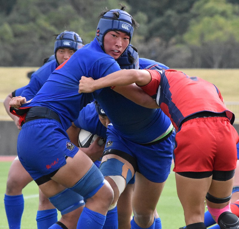 【長崎北陽台-長崎南山】後半21分、モールを押し込みトライを決める長崎北陽台の選手=長崎市のかきどまり陸上競技場で2020年11月15日午後2時10分、中山敦貴撮影