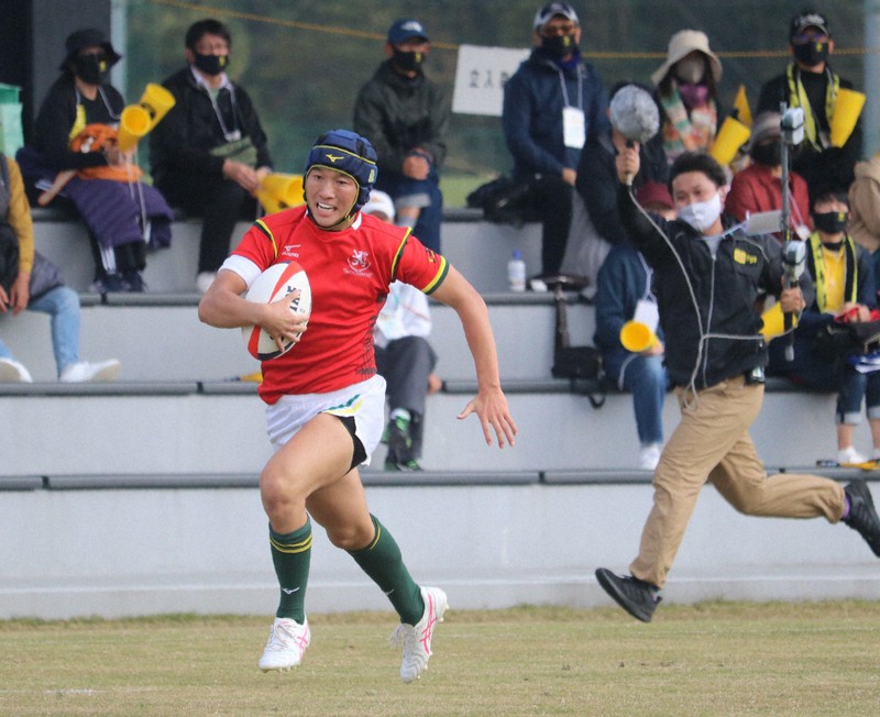 トライを目指し、ライン際を駆け上がる大津緑洋の選手=山口県長門市の俵山スパスタジアムで2020年11月15日、降旗英峰撮影