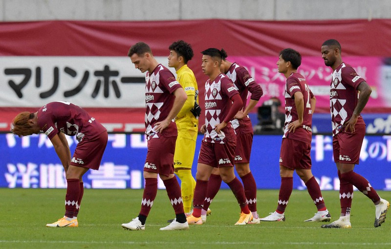 【神戸-湘南】湘南に敗れ、肩を落とす神戸の選手たち=ノエビアスタジアム神戸で2020年11月15日、平川義之撮影