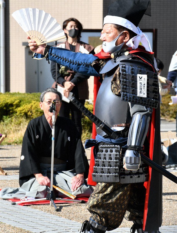 手作り甲冑の戦国武将「コロナに負けないぞ」 安土の城下町を歩き気勢