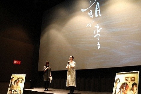 舞台であいさつする河瀬直美監督=組画提供