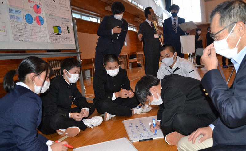 教員や漁協職員が見守る中、「地域を幸せにするため私たちにできること」を発表する重茂中の3年生=岩手県宮古市重茂で