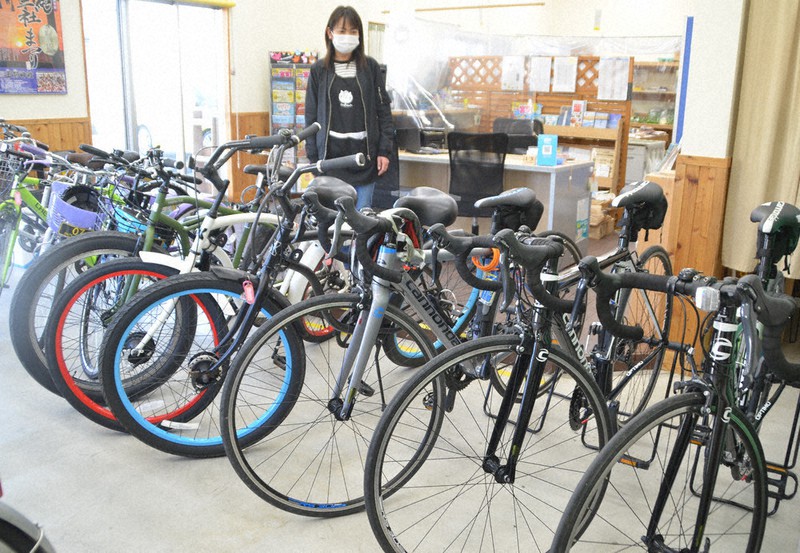 レンタルでロードバイクやビーチクルーザー、電動アシストなど選べる=千葉県一宮町の観光案内所で