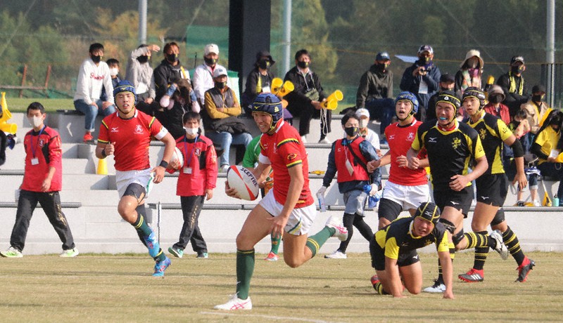 後半、相手を抜き去り、トライを決める大津緑洋の増田選手
