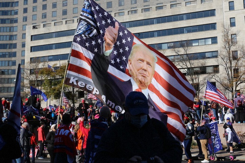 抗議集会の会場で掲げられたトランプ氏の大旗=米ワシントンで14日、高本耕太撮影