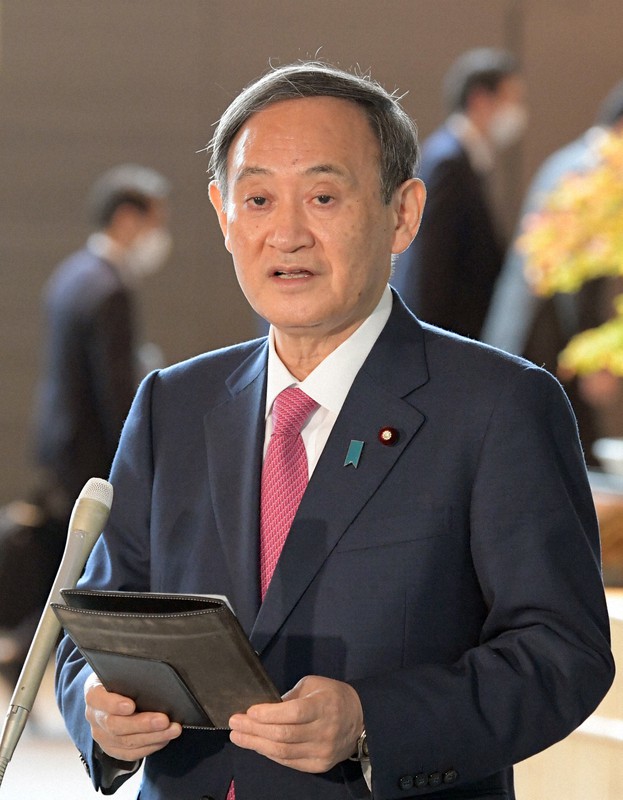 記者団の質問に答える菅義偉首相=首相官邸で2020年11月13日、竹内幹撮影