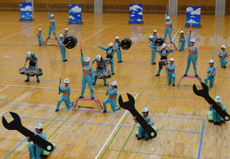 中学生がマーチングで航空業界にエール 大阪 文の里中 全国大会向け動画撮影 毎日新聞