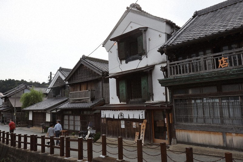 江戸時代から昭和初期の伝統的建造物が残る佐原の町並み=千葉県香取市佐原で