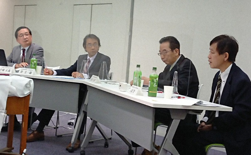 コロナ禍で迎える来春の大学入試について議論する出席者。右から石原賢一氏、坂口幸世氏、澤圭一郎氏、中根正義氏=東京都千代田区の毎日ホールで