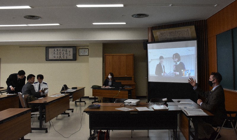「エートゥーゼット松本校」の英国人講師(右端)による英語の講義を受ける警察官ら=長野市三輪1の長野中央署で2020年11月16日午前10時16分、皆川真仁撮影