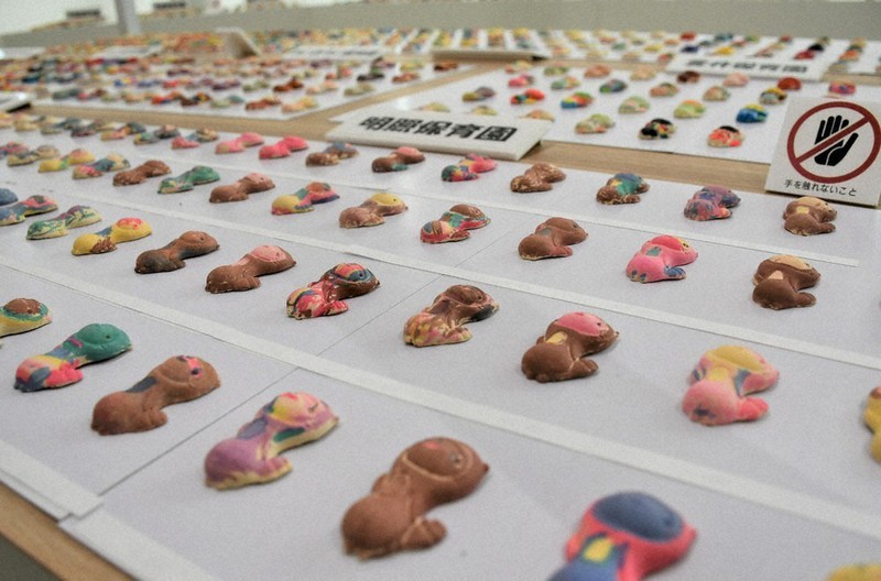 ぽんぽこちゃん いろいろ 園児ら焼き物に彩色 持ち込みで 認定書 も 甲賀 信楽伝統産業会館 滋賀 毎日新聞