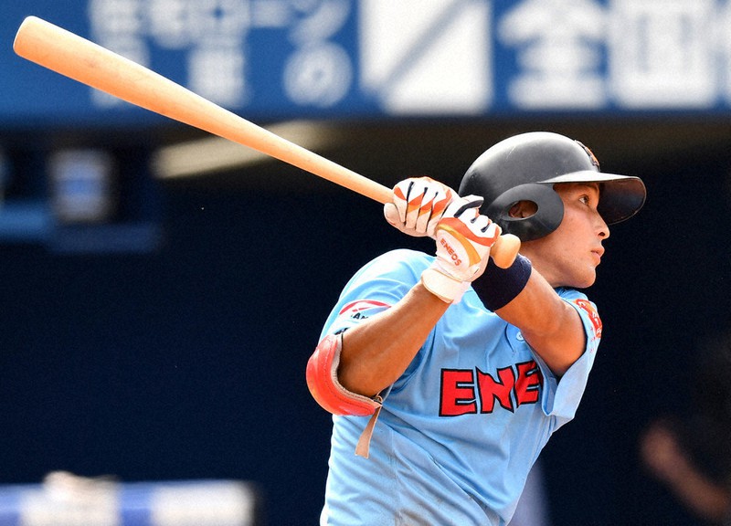代表権のかかった三菱パワー戦で決勝打を放ったENEOSの小豆沢=西夏生撮影