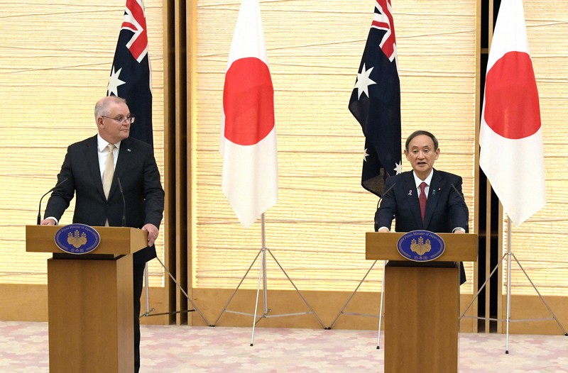 共同記者発表をする菅義偉首相(右)とオーストラリアのモリソン首相=首相官邸で2020年11月17日午後6時31分、竹内幹撮影