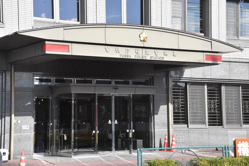 保釈中の77歳を殺人未遂容疑で逮捕 妹の首絞めた疑い 東京 毎日新聞