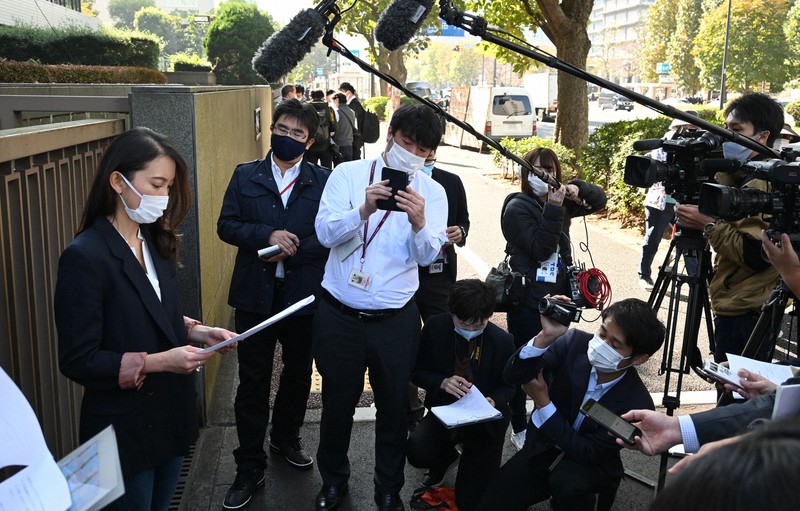 東京地裁前で法廷で読み上げた意見陳述書について語る伊藤詩織さん(左)=東京都千代田区で2020年11月17日午前11時29分、塩田彩撮影