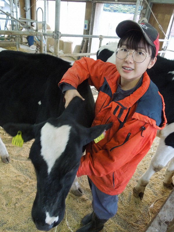 誕生日が同じだったため自ら名付けた「ほのちゃん」の首をなでる岩間ほのかさん=宮城県名取市で2020年11月6日、石丸整撮影