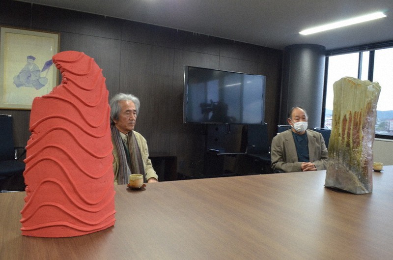伊賀焼の魅力伝えたい」 市に作品寄贈 陶芸家・小島さんと谷本