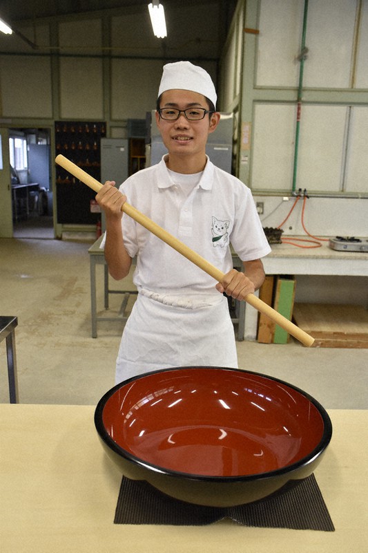 そば打ちの道具を持つ木村泰丈さん=長浜市名越町の県立長浜農業高校で2020年11月7日午後0時36分、若本和夫撮影