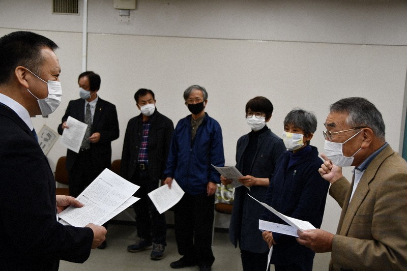 老朽化原発の再稼働を中止させるよう申し入れる木原壮林代表(右端)ら=舞鶴市役所で2020年11月17日午前11時45分、塩田敏夫撮影