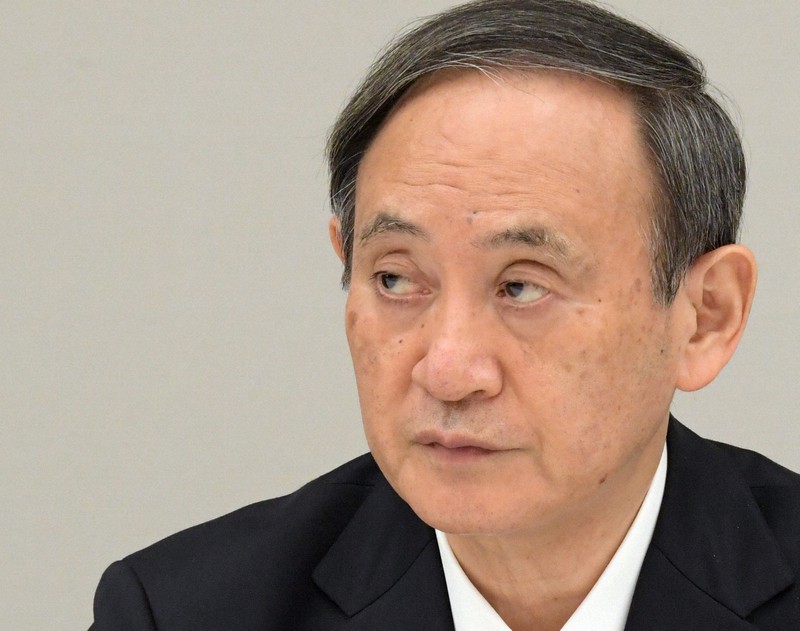 新型コロナウイルス感染症対策本部の会合に臨む菅義偉首相=首相官邸で2020年11月16日午後6時26分、竹内幹撮影