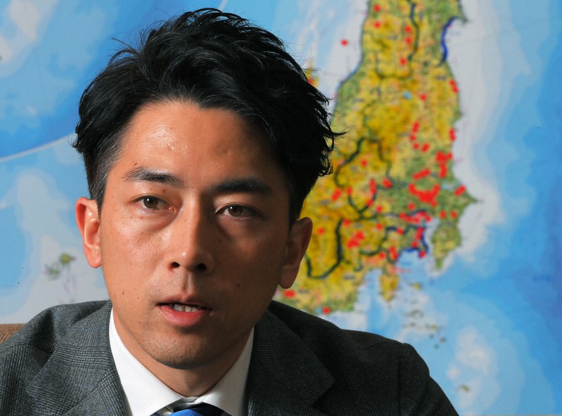 2050年の温室効果ガス排出実質ゼロを表明した地方公共団体を記した地図の前で、インタビューに答える小泉進次郎環境相=環境省で2020年11月11日午後4時44分、手塚耕一郎撮影