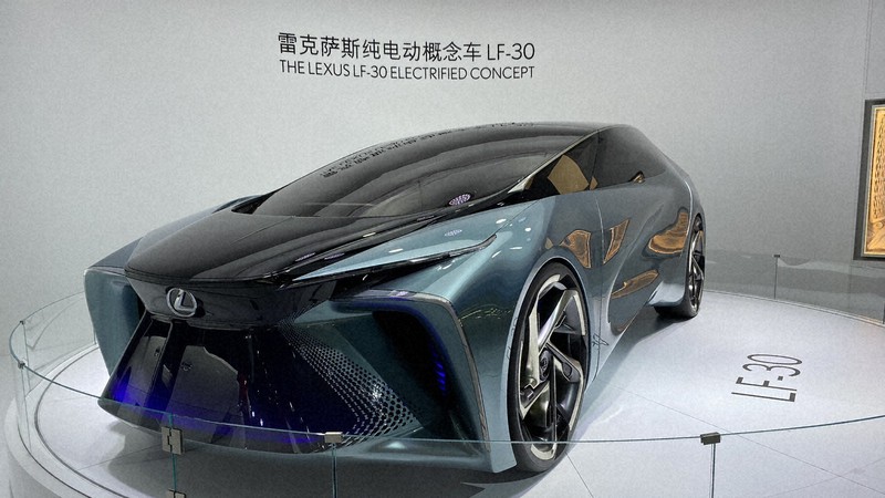 北京モーターショーでトヨタ自動車が公開したレクサスの電気自動車=北京市内で2020年9月30日、米村耕一撮影