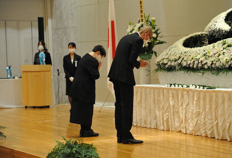 式壇に花を供え、手を合わせる遺族=都民ホールで2020年11月18日午後1時28分、内田幸一撮影