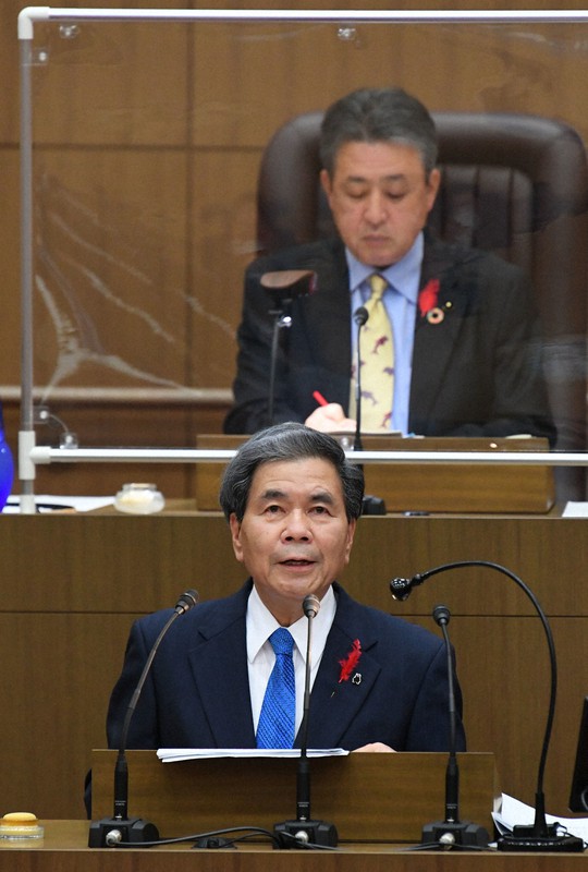 熊本県議会全員協議会で川辺川ダムの建設容認を表明する蒲島郁夫知事=熊本市中央区で2020年11月19日午前10時19分、矢頭智剛撮影