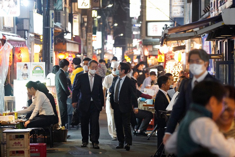 居酒屋で飲食する大勢の人たちでにぎわう新橋駅近くの繁華街=東京都港区で2020年11月19日午後7時38分、玉城達郎撮影