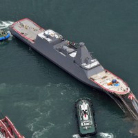 進水式が行われた新型護衛艦「くまの」＝岡山県玉野市で2020年11月19日午後1時6分、本社ヘリから加古信志撮影