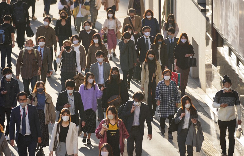 新宿の街を歩く人たち。国内の新型コロナウイルス新規感染者数が2日連続で過去最多となり、東京都では初めて500人台に上った=2020年11月19日午後3時23分、玉城達郎撮影