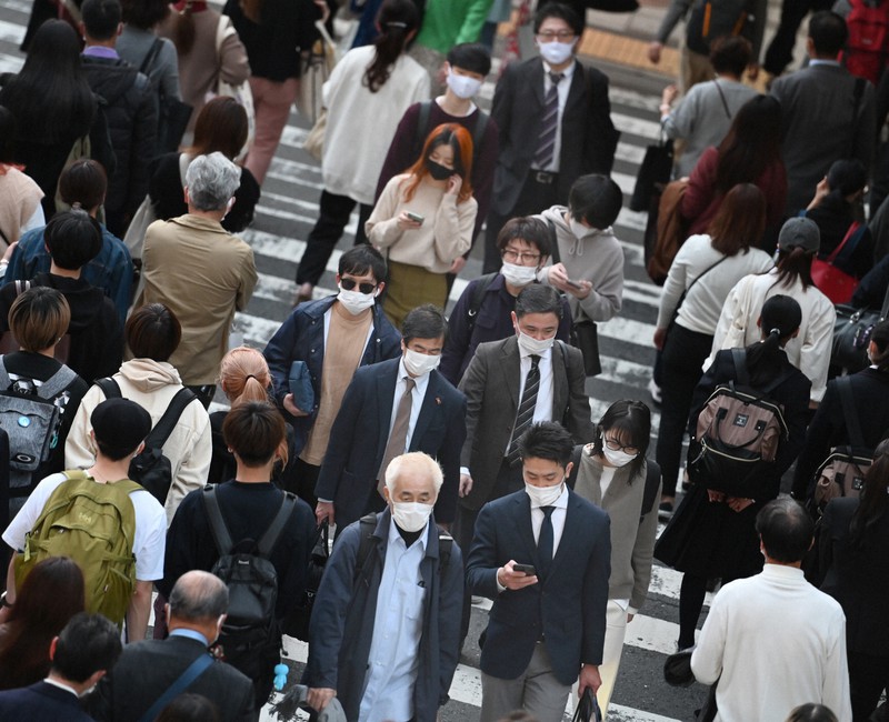 JR大阪駅周辺でマスクをして歩く人たち。この日の大阪府内の新型コロナウイルス新規感染者は338人だった=大阪市北区で2020年11月19日午後4時40分、望月亮一撮影
