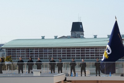 高校見学会当日、渡り廊下に並び、エールを送る県岐阜商の応援部員たち。右端で団旗を掲げているのが平田雪衣＝岐阜市で2020年10月31日、円谷美晶撮影