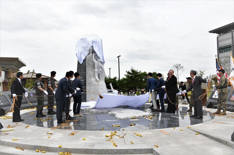 韓国京畿道平沢市の米陸軍基地キャンプ・ハンフリーズに設置された米韓同盟を象徴するモニュメントを除幕する参加者ら=2020年7月10日、在韓米軍提供