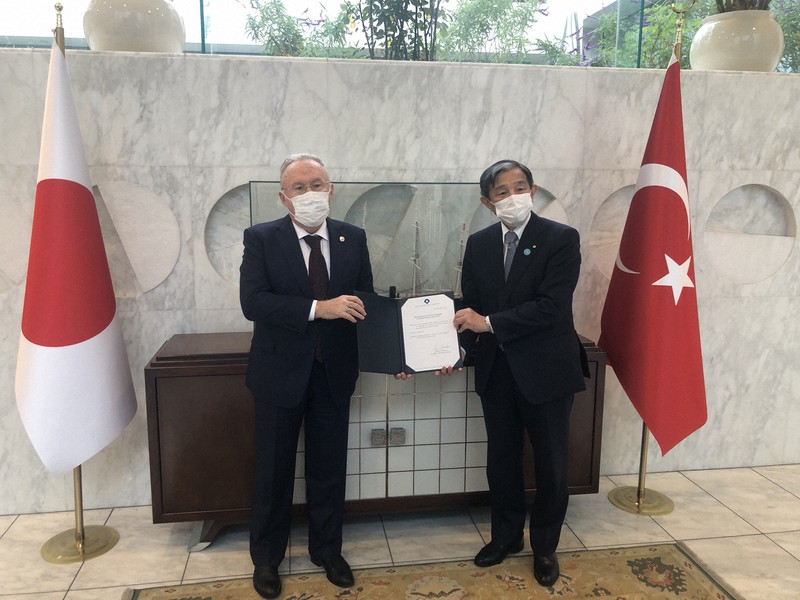 トルコ大使館でハサン・ムラット・メルジャン駐日トルコ大使(左)に見舞金を手渡した仁坂吉伸・和歌山県知事=県提供