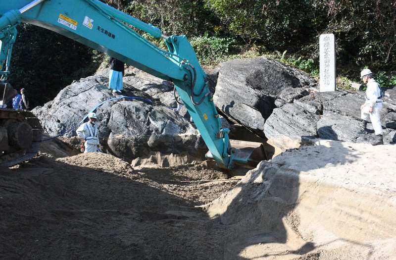 海砂が重機で取り除かれ、次第に姿を現す岩窟「姥が懐」=福岡県行橋市沓尾で2020年11月14日午前9時51分、松本昌樹撮影